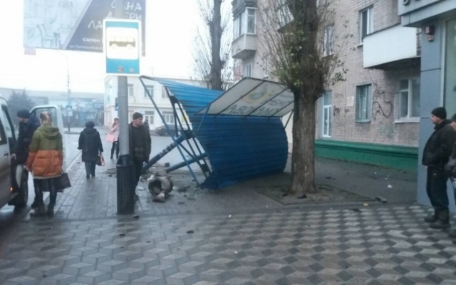 В Запорожской области лихач разбомбил остановку (ФОТО) Фото № 0 В Запорожской области лихач разбомбил остановку (ФОТО) Фото № 0