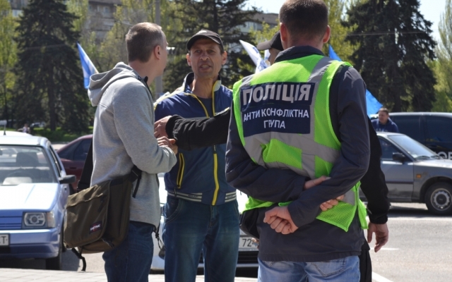 В сети появился самый полный фоторепортаж сегодняшнего митинга в Запорожье Фото № 39 В сети появился самый полный фоторепортаж сегодняшнего митинга в Запорожье Фото № 39