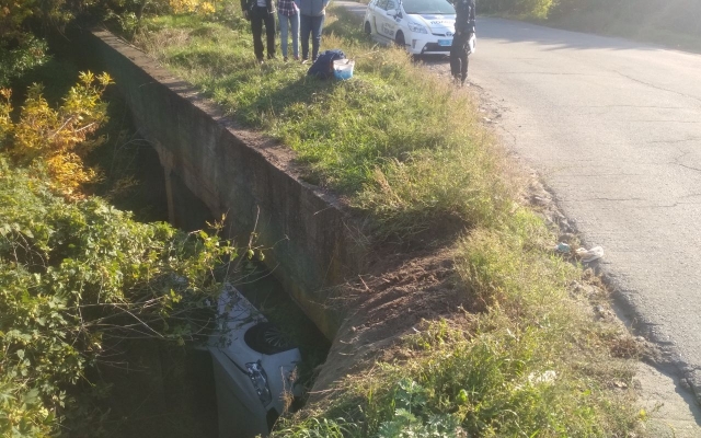 В Запорожье автоледи съехала с моста в водосток (ФОТО) Фото № 3 В Запорожье автоледи съехала с моста в водосток (ФОТО) Фото № 3