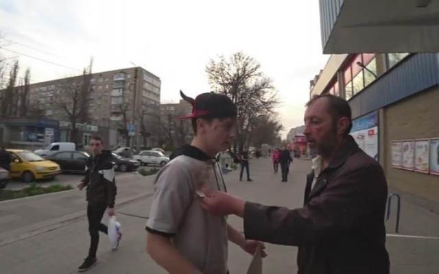Прохожим раздавали деньги на улице (ВИДЕО) Фото № 1 Прохожим раздавали деньги на улице (ВИДЕО) Фото № 1