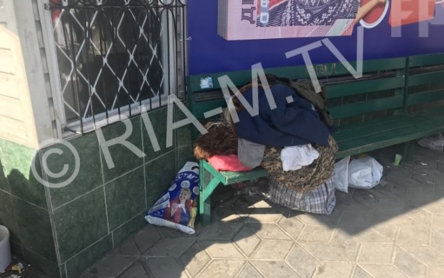 Коммунальщики разобрались с бомжами, которые устроили ночлежку на остановке (ФОТО) Фото № 3 Коммунальщики разобрались с бомжами, которые устроили ночлежку на остановке (ФОТО) Фото № 3
