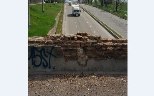 Запорожцы бьют тревогу: В городе разрушается наземный переход, куски летят на автомобили и городской транспорт (ФОТО) Фото № 1 Запорожцы бьют тревогу: В городе разрушается наземный переход, куски летят на автомобили и городской транспорт (ФОТО) Фото № 1