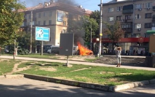 В Запорожье пылал автомобиль на Анголенко (ФОТО) Фото № 0 В Запорожье пылал автомобиль на Анголенко (ФОТО) Фото № 0