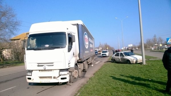 На пешеходном переходе большегруз въехал в легковушку (ФОТО, ВИДЕО) Фото № 3 На пешеходном переходе большегруз въехал в легковушку (ФОТО, ВИДЕО) Фото № 3