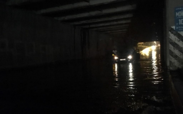 Во время ливня автомобилисты Во время ливня автомобилисты