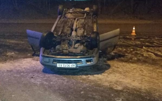 В результате ночного ДТП Mazda оказалась на крыше. Есть пострадавший Фото № 2 В результате ночного ДТП Mazda оказалась на крыше. Есть пострадавший Фото № 2