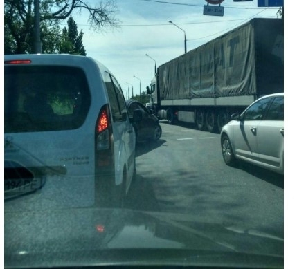 В Запорожье полиция, несмотря на запрет, пропускает на мост грузовики (ФОТО) Фото № 3 В Запорожье полиция, несмотря на запрет, пропускает на мост грузовики (ФОТО) Фото № 3