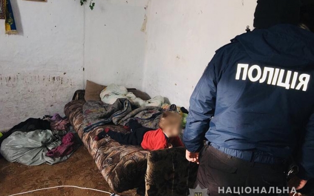 Голодные и грязные: В Запорожской области четверо детей остались с Голодные и грязные: В Запорожской области четверо детей остались с