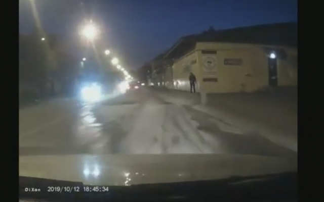 В Запорожской области водитель разбил машину в большой яме (ВИДЕО) Фото № 0 В Запорожской области водитель разбил машину в большой яме (ВИДЕО) Фото № 0