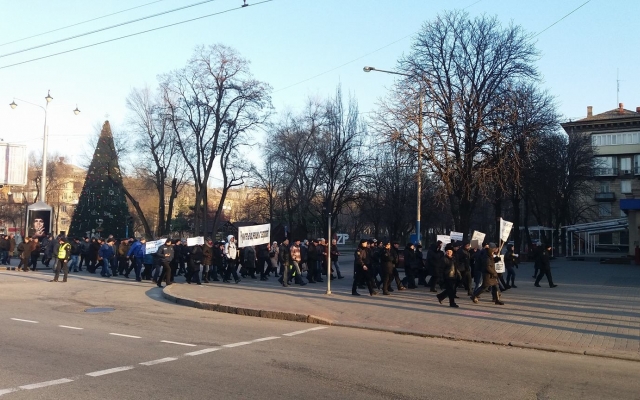 В центре Запорожья митингующие заблокировали дорогу (ФОТО) Фото № 7 В центре Запорожья митингующие заблокировали дорогу (ФОТО) Фото № 7