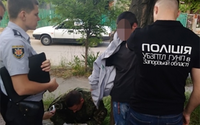 В Запорожье на улице задержали подозрительного мужчину (ФОТО) Фото № 1 В Запорожье на улице задержали подозрительного мужчину (ФОТО) Фото № 1