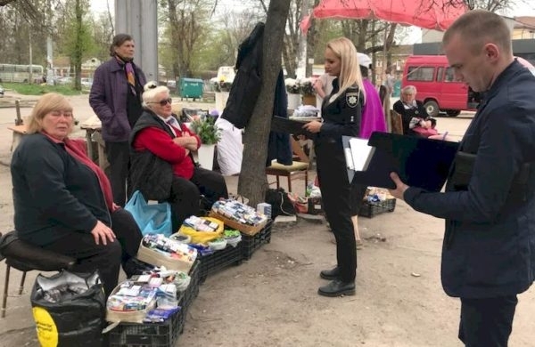 Конфликт в Запорожье: Пьяный мужчина упал на товар Конфликт в Запорожье: Пьяный мужчина упал на товар