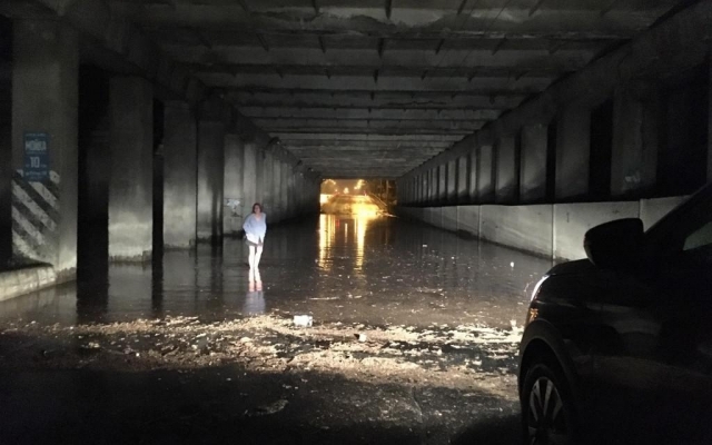 Во время ливня автомобилисты Во время ливня автомобилисты