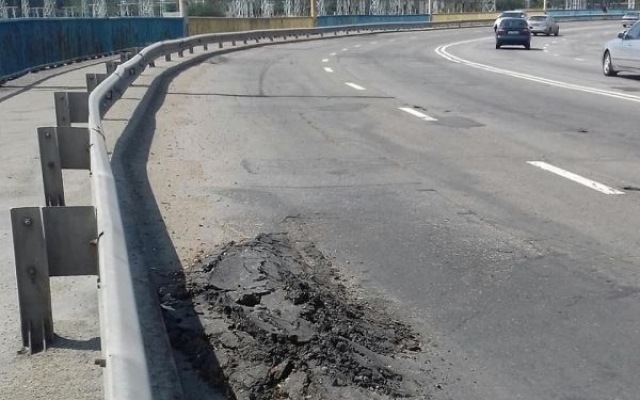 Во время езды по плотине у запорожцев сдают нервы (ФОТО) Фото № 1 Во время езды по плотине у запорожцев сдают нервы (ФОТО) Фото № 1