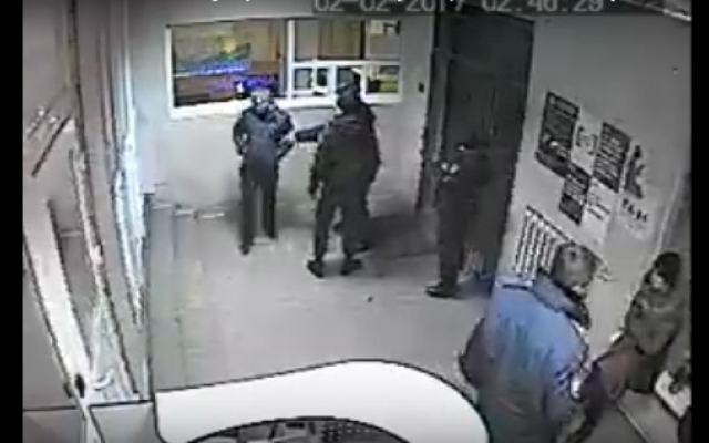 Видео: запорожскому полицейскому проломили голову Фото № 0 Видео: запорожскому полицейскому проломили голову Фото № 0