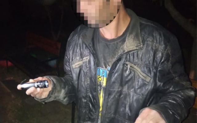 В Запорожье грабитель ударил женщину по голове и отобрал сумку Фото № 1 В Запорожье грабитель ударил женщину по голове и отобрал сумку Фото № 1