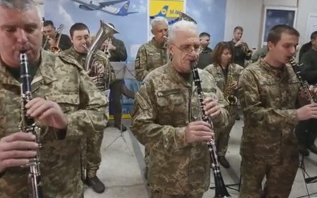 Сводный оркестр военных частей Запорожья устроил концерт-реквием в аэропорту (ВИДЕО) Фото № 0 Сводный оркестр военных частей Запорожья устроил концерт-реквием в аэропорту (ВИДЕО) Фото № 0