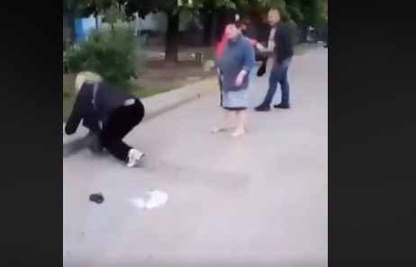 Резонанс: В Запорожье мужчина жестоко избил ногами женщину (ВИДЕО 18+) Фото № 1 Резонанс: В Запорожье мужчина жестоко избил ногами женщину (ВИДЕО 18+) Фото № 1