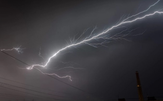 Запорожский фотограф показал удивительные снимки молнии над городом Фото № 0 Запорожский фотограф показал удивительные снимки молнии над городом Фото № 0
