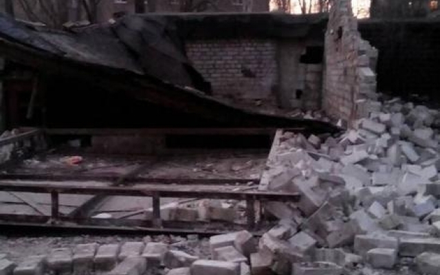 В центре Запорожья гараж едва не убил мужчину и ребенка (ФОТО) Фото № 4 В центре Запорожья гараж едва не убил мужчину и ребенка (ФОТО) Фото № 4