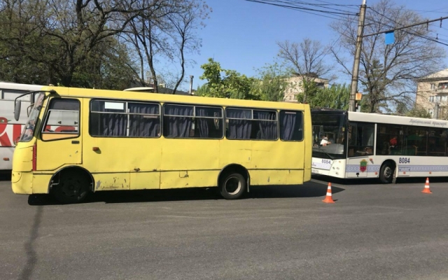 В центре Запорожья столкнулись два автобуса (ФОТО) Фото № 2 В центре Запорожья столкнулись два автобуса (ФОТО) Фото № 2