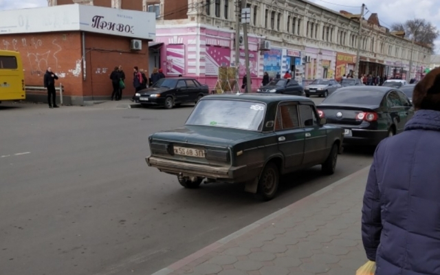 Автохам бросил свою машину в неположенном месте, несмотря на замечания очевидцев (ФОТО) Фото № 1 Автохам бросил свою машину в неположенном месте, несмотря на замечания очевидцев (ФОТО) Фото № 1