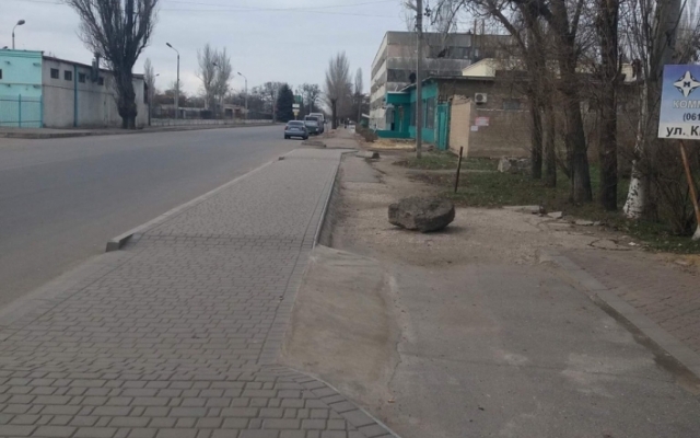Из-за бизнесмена в городе не стало тополиной аллеи (ФОТО) Фото № 2 Из-за бизнесмена в городе не стало тополиной аллеи (ФОТО) Фото № 2