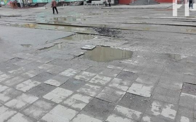 Фотофакт: Жители Запорожья ломают ноги прямо в центре города Фото № 3 Фотофакт: Жители Запорожья ломают ноги прямо в центре города Фото № 3