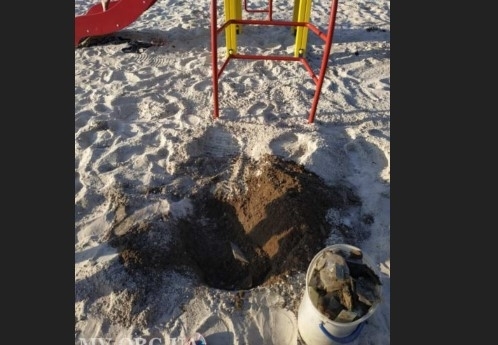 В Запорожской области ребенок всадил на детской площадке в ногу огромный кусок стекла (ФОТО) Фото № 1 В Запорожской области ребенок всадил на детской площадке в ногу огромный кусок стекла (ФОТО) Фото № 1