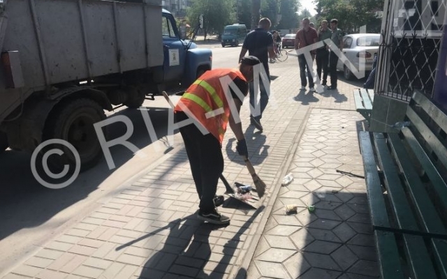 Коммунальщики разобрались с бомжами, которые устроили ночлежку на остановке (ФОТО) Фото № 1 Коммунальщики разобрались с бомжами, которые устроили ночлежку на остановке (ФОТО) Фото № 1
