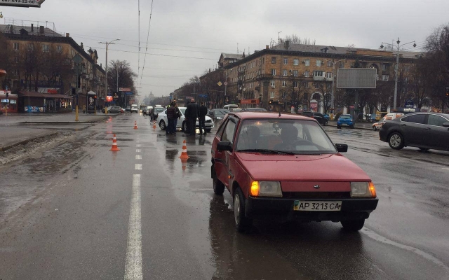 В Запорожье разыскивают свидетелей ДТП в центре города (ФОТО) Фото № 1 В Запорожье разыскивают свидетелей ДТП в центре города (ФОТО) Фото № 1