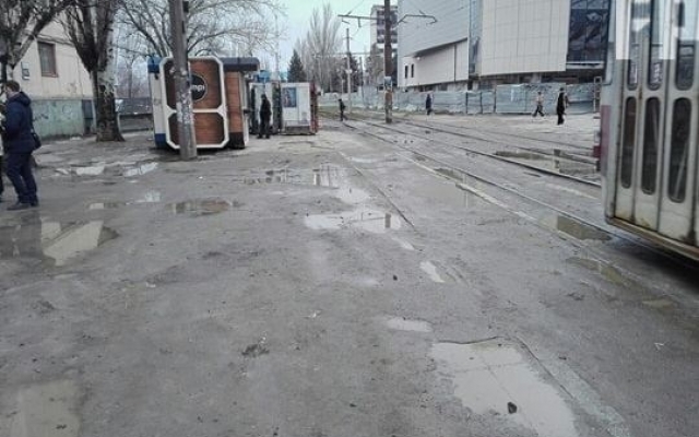 Фотофакт: Жители Запорожья ломают ноги прямо в центре города Фото № 2 Фотофакт: Жители Запорожья ломают ноги прямо в центре города Фото № 2