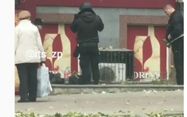 В Запорожье пьяный мужчина посреди улицы прыгал ногами по своему знакомому (ВИДЕО) Фото № 0 В Запорожье пьяный мужчина посреди улицы прыгал ногами по своему знакомому (ВИДЕО) Фото № 0
