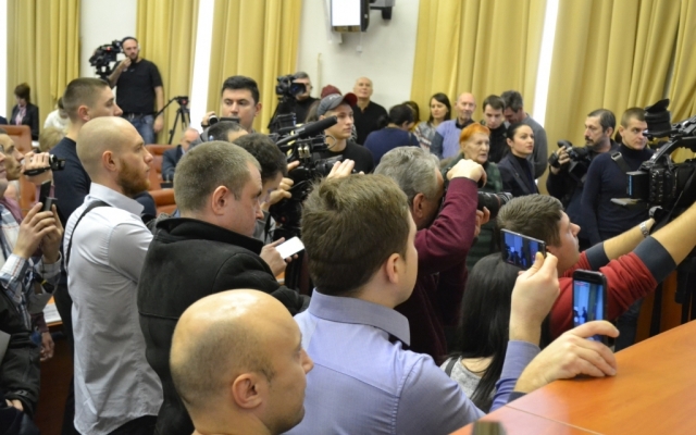 Митинги и подозрение депутату: Как в Запорожье проходила сессия горсовета (ФОТО) Фото № 3 Митинги и подозрение депутату: Как в Запорожье проходила сессия горсовета (ФОТО) Фото № 3