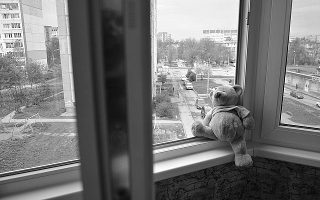 В Запорожье 2-летняя малышка выпала из окна многоэтажки Фото № 0 В Запорожье 2-летняя малышка выпала из окна многоэтажки Фото № 0