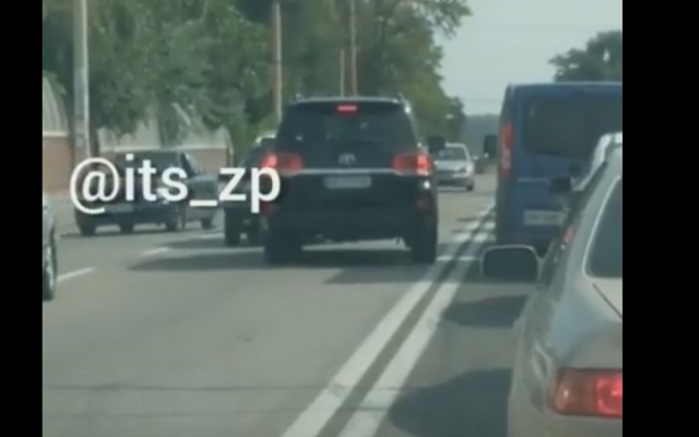 В Запорожье водитель на ВАЗе проучил автохама на дорогой В Запорожье водитель на ВАЗе проучил автохама на дорогой