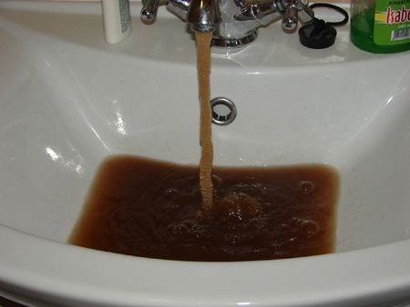 Где вода? Из крана жительницы Запорожья течет Где вода? Из крана жительницы Запорожья течет