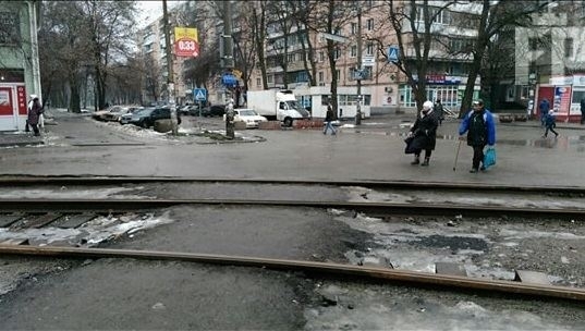 Запорожцы возмущены состоянием центральной дороги Заводского района (ФОТО) Фото № 1 Запорожцы возмущены состоянием центральной дороги Заводского района (ФОТО) Фото № 1