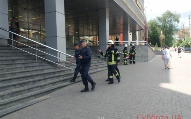 В одном из торговых центров Запорожья ищут бомбу (ФОТО) Фото № 0 В одном из торговых центров Запорожья ищут бомбу (ФОТО) Фото № 0