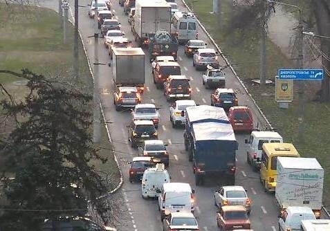 Возле плотины пробка: из-за ремонта перекрыли дорогу (ФОТО) Фото № 1 Возле плотины пробка: из-за ремонта перекрыли дорогу (ФОТО) Фото № 1