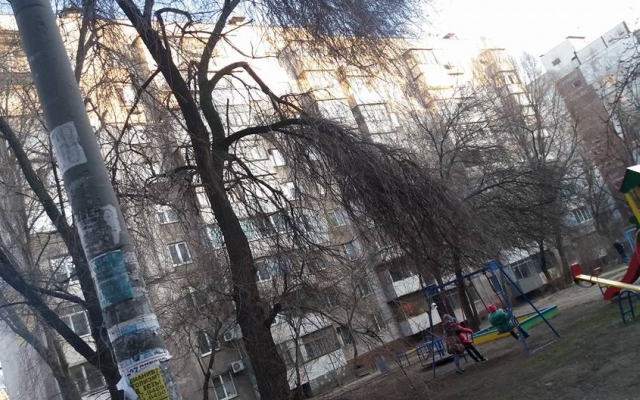 На детской площадке около дома на Запорожской детям угрожает опасность: жильцы бьют тревогу (ФОТО) Фото № 1 На детской площадке около дома на Запорожской детям угрожает опасность: жильцы бьют тревогу (ФОТО) Фото № 1