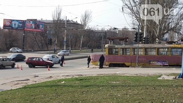 В центре Запорожья серьезное ДТП с трамваем Фото № 1 В центре Запорожья серьезное ДТП с трамваем Фото № 1