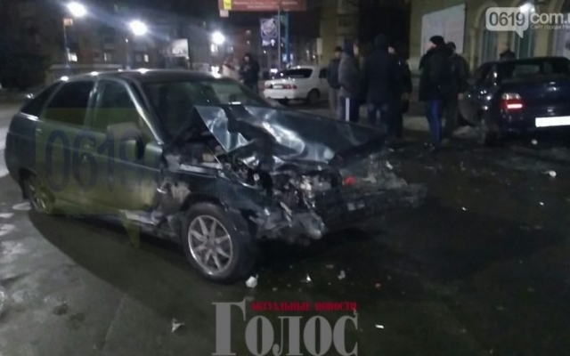 Появились фото массового ДТП: Легковушка въехала в припаркованные авто Фото № 2 Появились фото массового ДТП: Легковушка въехала в припаркованные авто Фото № 2