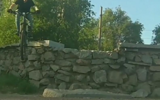 В Запорожье подросток сломал позвоночник, когда делал трюк на велосипеде Фото № 0 В Запорожье подросток сломал позвоночник, когда делал трюк на велосипеде Фото № 0