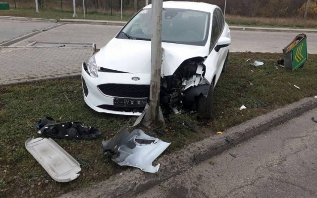 Юная автоледи в Запорожье разбила автомобиль (ФОТО) Фото № 1 Юная автоледи в Запорожье разбила автомобиль (ФОТО) Фото № 1