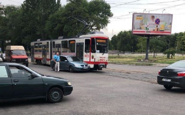 В Вознесеновском районе Запорожья ДТП с участием трамвая (ФОТО) Фото № 0 В Вознесеновском районе Запорожья ДТП с участием трамвая (ФОТО) Фото № 0