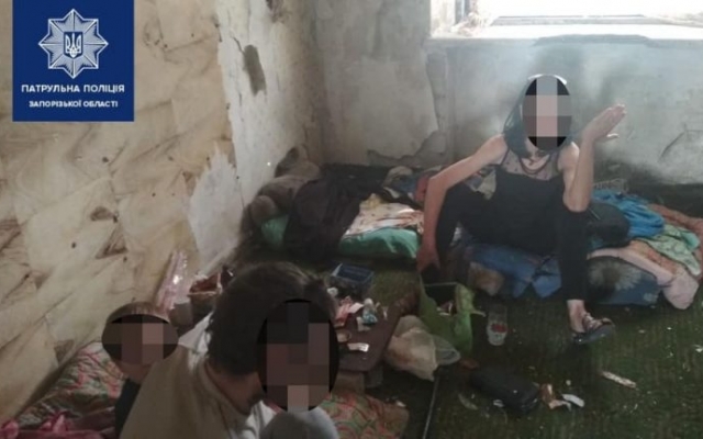 Вопиющий случай: Маленький мальчик жил в заброшенном здании (ФОТО) Фото № 2 Вопиющий случай: Маленький мальчик жил в заброшенном здании (ФОТО) Фото № 2