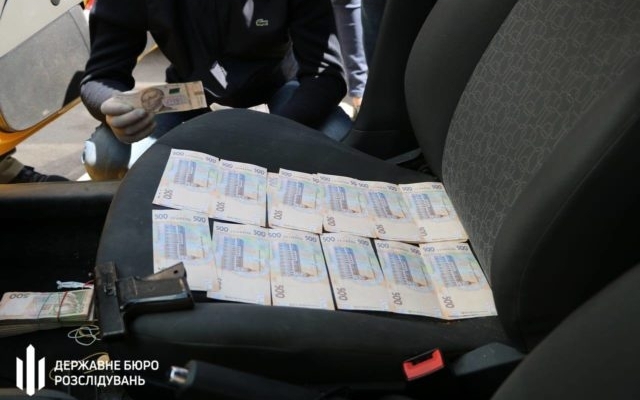 Запорожские полицейские попались на крупной взятке в Харькове (ФОТО) Фото № 1 Запорожские полицейские попались на крупной взятке в Харькове (ФОТО) Фото № 1