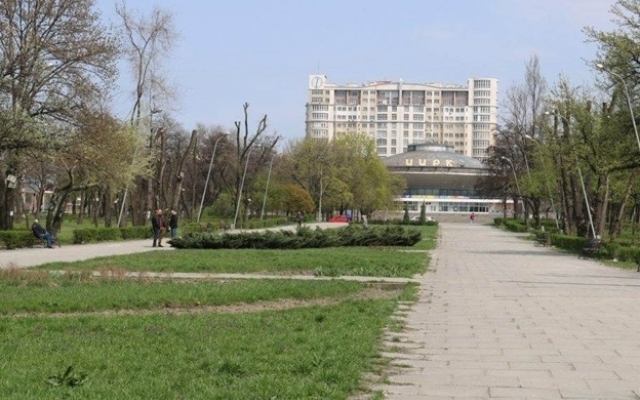 В центре Запорожья собрались люди спортивной наружности и полиция Фото № 1 В центре Запорожья собрались люди спортивной наружности и полиция Фото № 1