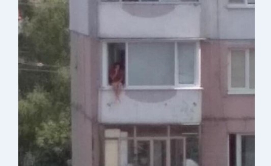 В Запорожье горожан напугала девушка, которая сидела, свесив ноги из окна (ФОТО) Фото № 1 В Запорожье горожан напугала девушка, которая сидела, свесив ноги из окна (ФОТО) Фото № 1